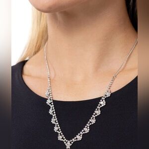 🩷🆕🩷Elegant Silver Necklace with Crystal Accents with dainty earrings